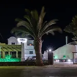 Tristhenia Aparthotel Perissa (Santorini)