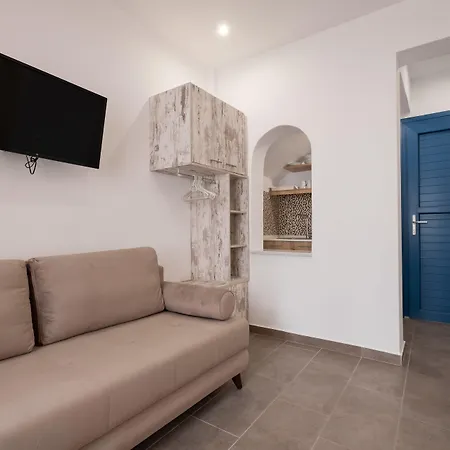 Apart Otel Tristhenia Perissa (Santorini)