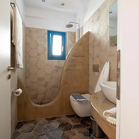 Tristhenia شقة فندقية 4*