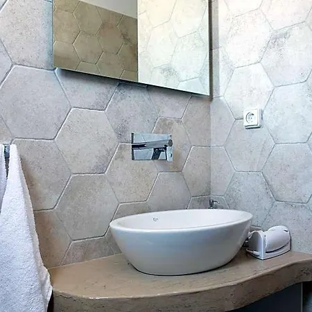 Tristhenia شقة فندقية 4*