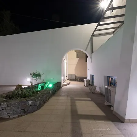 Tristhenia 4* Perissa (Santorini)