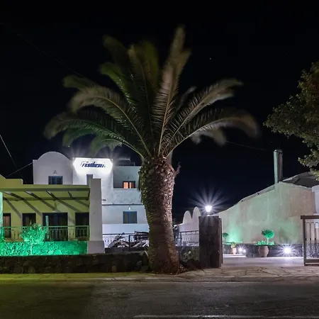 Tristhenia Hotel apartamentowy Perissa (Santorini)