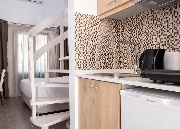 Tristhenia Περίσσα