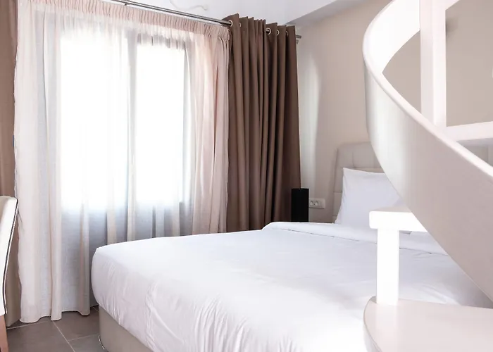 Tristhenia 4* Perissa (Santorini)