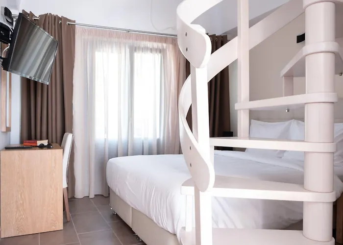 Tristhenia Aparthotel Perissa (Santorini)