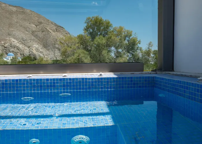 Tristhenia Perissa (Santorini)