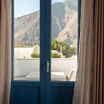 Tristhenia Hotel apartamentowy Perissa (Santorini)