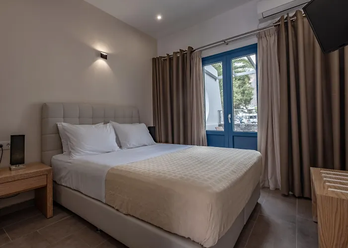 Tristhenia Apartahotel Perissa (Santorini)